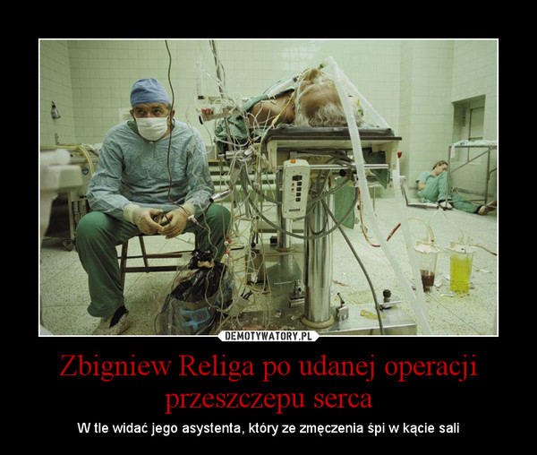Zbigniew Religa po udanej operacji przeszczepu serca – W tle widać jego asystenta, który ze zmęczenia śpi w kącie sali 