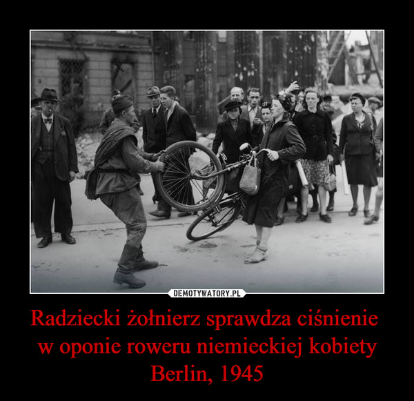 Radziecki żołnierz sprawdza ciśnienie w oponie roweru niemieckiej kobiety Berlin, 1945 –  