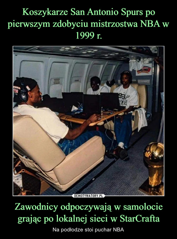 Koszykarze San Antonio Spurs po pierwszym zdobyciu mistrzostwa NBA w 1999 r. Zawodnicy odpoczywają w samolocie grając po lokalnej sieci w StarCrafta