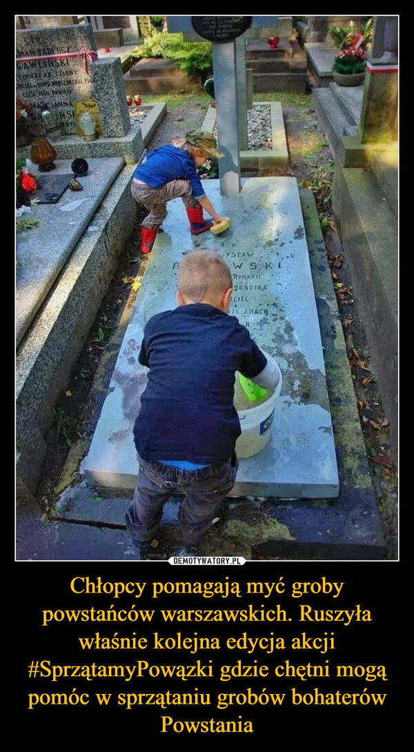 Chłopcy pomagają myć groby powstańców warszawskich. Ruszyła właśnie kolejna edycja akcji #SprzątamyPowązki gdzie chętni mogą pomóc w sprzątaniu grobów bohaterów Powstania –  