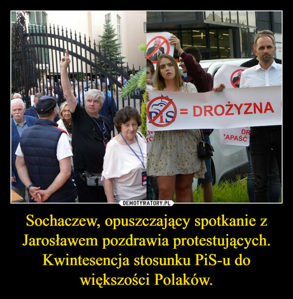 Sochaczew, opuszczający spotkanie z Jarosławem pozdrawia protestujących.Kwintesencja stosunku PiS-u do większości Polaków. –  