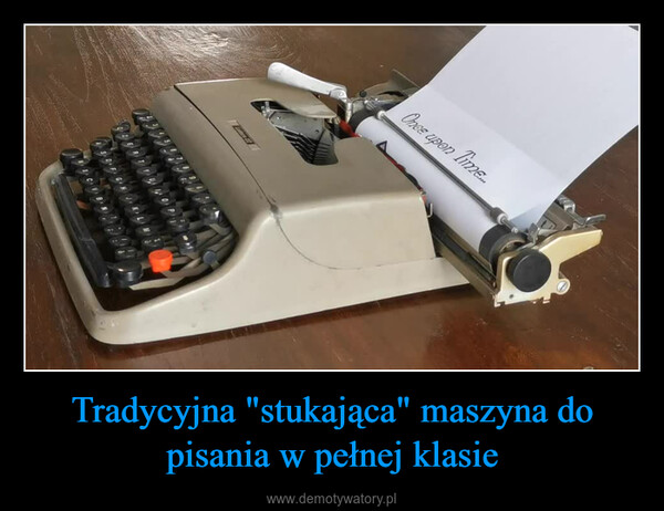 Tradycyjna "stukająca" maszyna do pisania w pełnej klasie –  a wote w66406446Segala