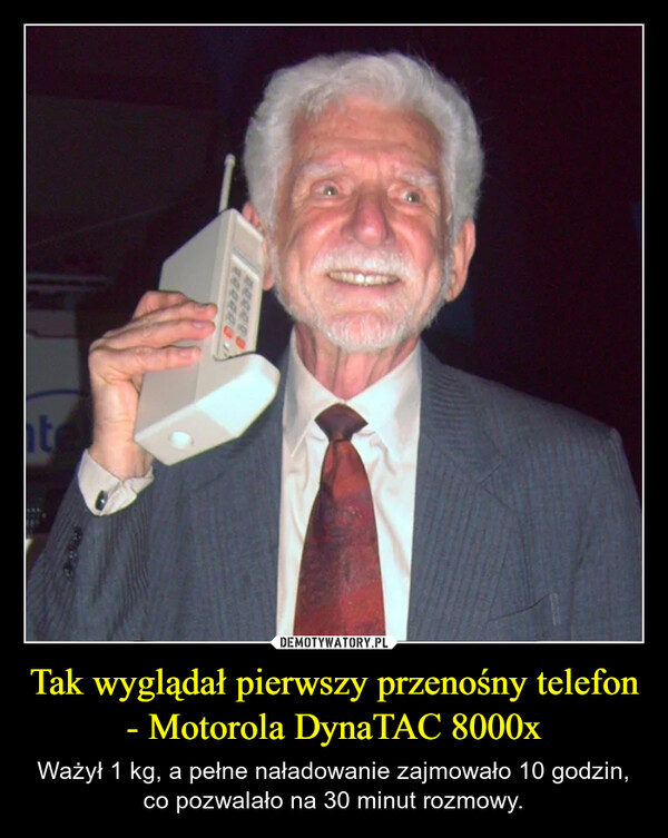 Tak wyglądał pierwszy przenośny telefon - Motorola DynaTAC 8000x – Ważył 1 kg, a pełne naładowanie zajmowało 10 godzin, co pozwalało na 30 minut rozmowy. 244400